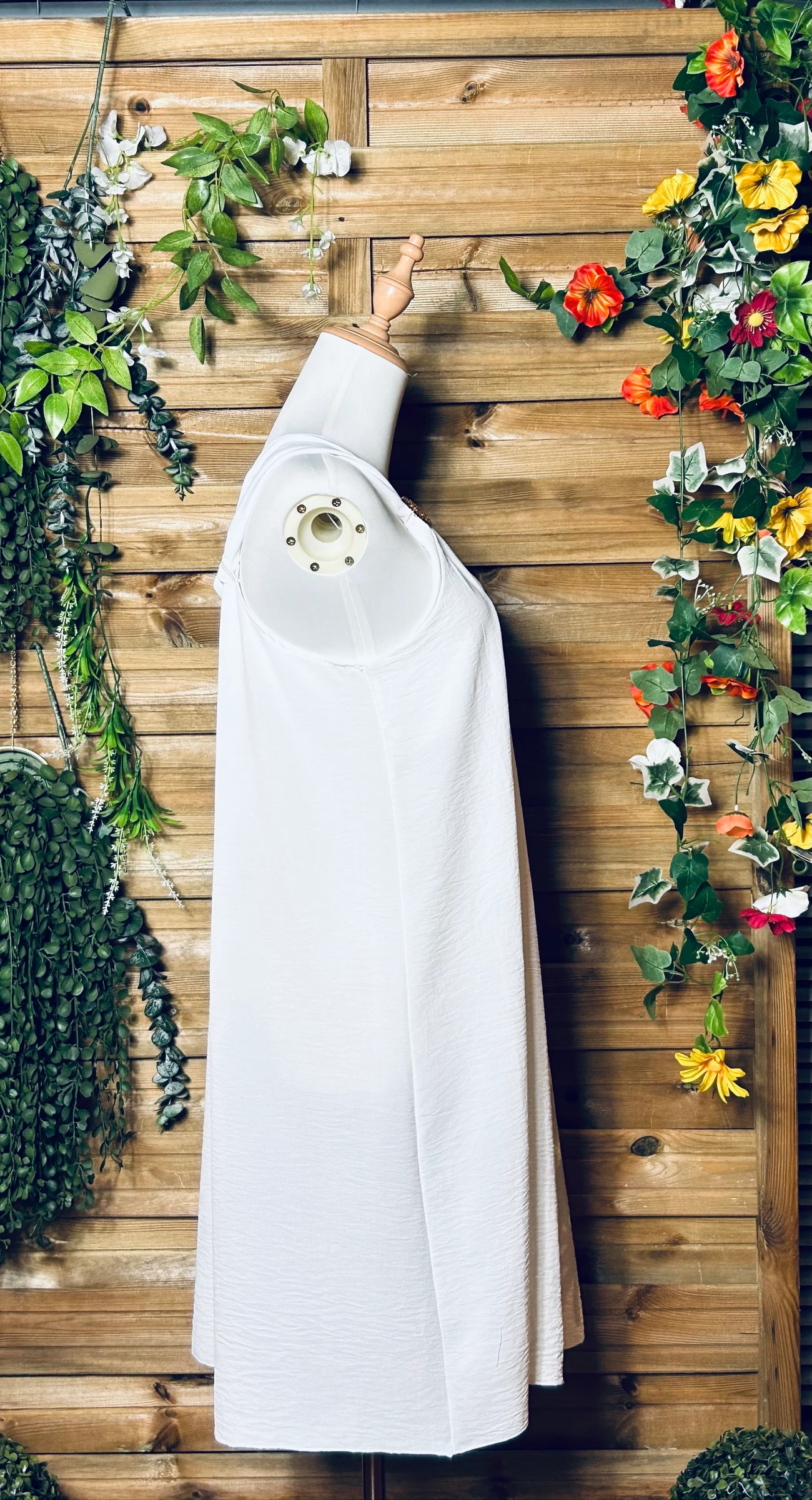 Vestido branco com broches de joias – photo 6